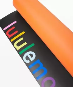 Nuevo con etiquetas esterilla de yoga reversible Lululemon marca denominativa 5 mm, ~ negra/tigre y azul marino/rosa sonic - Imagen 1 de 16