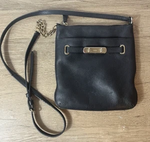 Cartera Bandolera Coach Swagger Cuero Guijarro Negro con Acentos Dorados - Imagen 1 de 12