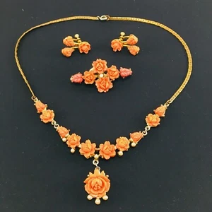 Coro Pegasus Necklace Brooch Screw Back Earrings Coral Colored Roses and Leaves - Bild 1 von 9