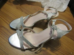 CAMILLE LA VIE, WOMEN'S NEW SILVER MAN MADE 2.5" HEEL EVENING RHINESTONE SZ 7.5 - Picture 1 of 7