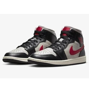 Zapatillas Air Jordan 1 Mid Negro/Gris/Rojo - 5.5US, ***totalmente nuevas en caja*** - Imagen 1 de 10
