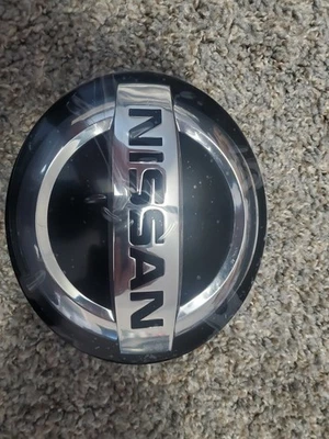 *CLIP ROTO* LOGO EMBLEMA DELANTERO NISSAN VERSA / SENTRA 2020-2022 62890-6LH0A Foto 1 de 2