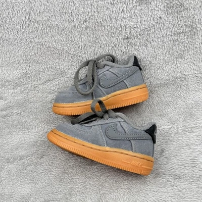 Nike Air Force 1 LV8 2 Niños Pequeños 4C Gris Gamuza Parte Superior Baja Logo Atlético Niños Zapato Foto 1 de 4