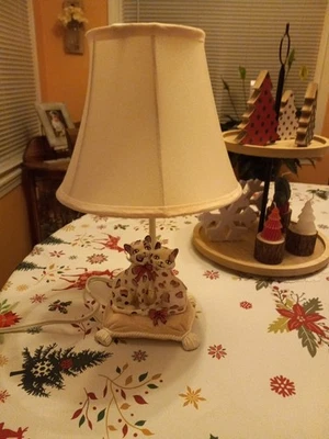 Adorable lámpara para gato rosa y blanco Lillian Vernon Foto 1 de 4