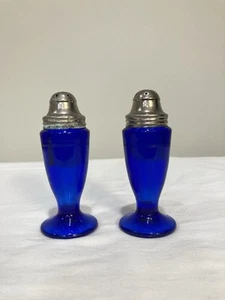 Mt. Set shaker sale e pepe a fascia blu cobalto in vetro Pleasant Smith coperchio in metallo - Foto 1 di 8