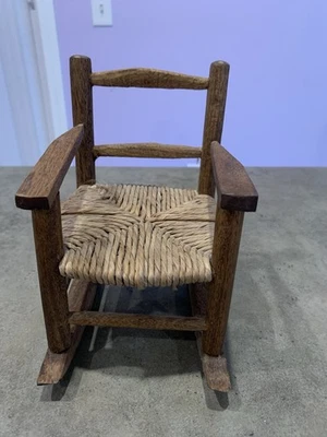 "Mecedora muñeca vintage de madera de roble y ratán 7,5"" de alto 6,5"" de profundidad 5"" de ancho" Foto 1 de 4