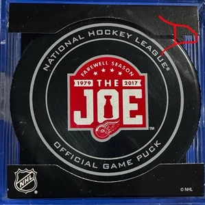 Juego oficial de la NHL 2016-17 Puck of the Detroit Red Wings (el año pasado en Joe Louis) - Imagen 1 de 2