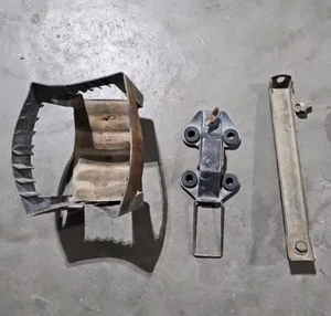 82-84 Honda ATC Battery Tray Shield With Fastener Clamp & Bracket - Foto 1 di 2