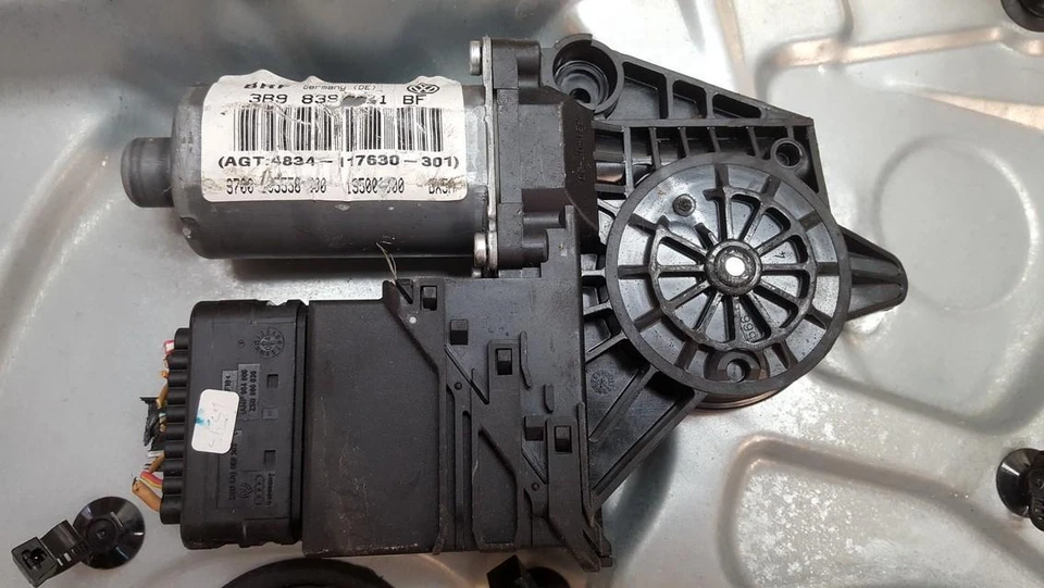 Volkswagen Passat 2001 Window Motor rear Left 3B9839, Genuine #552745-92 - Изображение 1 из 1