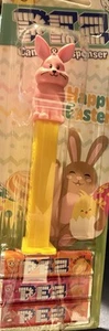 EASTER BUNNY PEZ dispenser ROSA coniglietto seduto spedizione gratuita RAPIDA - Foto 1 di 1