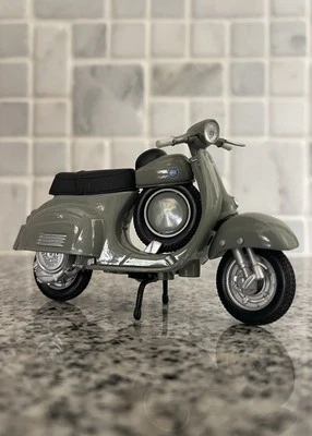 Maisto Vespa Scooter 90 SS Super Sprint Special Working Kickstand Loose No Box - Image 1 of 4