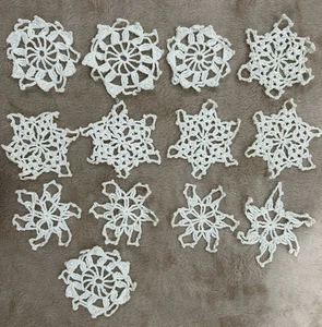 13 gehäkelte & tätowierte Schneeflocken cremeweiß Ornamente - Verzierungen Basteln Nähen - Bild 1 von 6