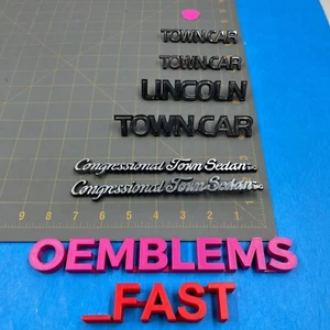 Lincoln Town Car 1995-1997 sedán del Congreso OEM guardabarros cuarto y emblemas traseros - Imagen 1 de 10