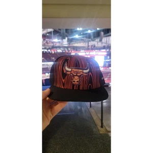 CHICAGO BULLS STADIUM GIVEAWAY ARTIST SERIES HAT 11-8-23 NEW RARE - STATIK - Picture 1 of 5