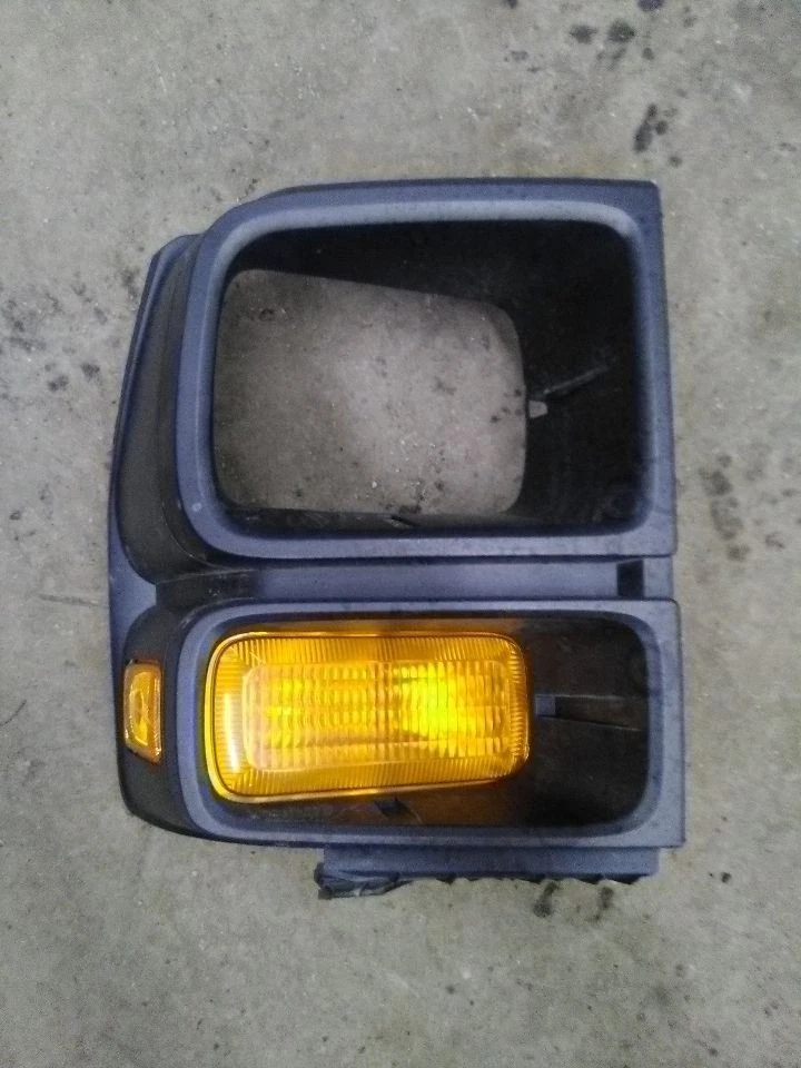 08-17 Ford E350 Van Esquina del conductor izquierda/Luz de estacionamiento Lámpara de estacionamiento Señal de giro Foto 1 de 4
