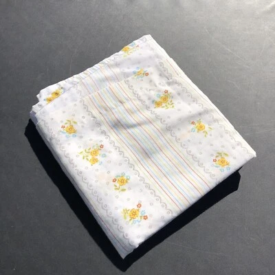 Sábana plana Thomaston New Era Queen rayas florales amarillas polialgodón Foto 1 de 4