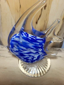 Estatuilla pisapapeles de vidrio artístico soplado a mano pez ángel azul y transparente de 5 - Imagen 1 de 6