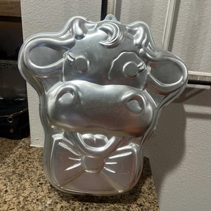 Vintage Wilton Cuddles The Cow Cake Pan (2105-2875, 1988) - Picture 1 of 3