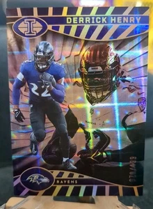 2024 Panini Illusioni - Derrick Henry #/499 - Collezione Trofei Specchiati - Foto 1 di 2
