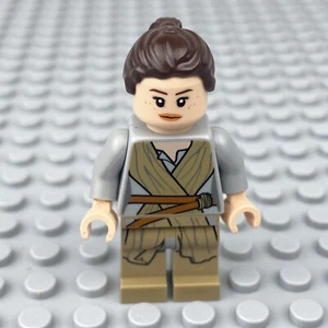 LEGO Star Wars Rey Minifigura sw0677 Bata Atada Bronceada Oscura - Imagen 1 de 5