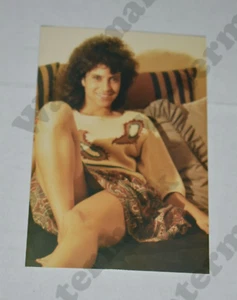 simpatica donna bruna curvy in gonna corta FOTOGRAFIA VINTAGE DV - Foto 1 di 1