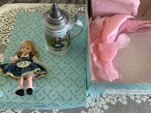 Madame Alexander GERMANY Doll 25800 Original Box MUG STEIN - Bild 1 von 6