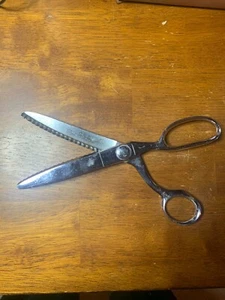 Vintage 9" WISS Pinking Scalloping Shears Craft Dressmaker Scissors Model CC9 - Picture 1 of 4
