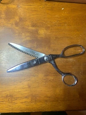 Vintage 9" WISS Pinking Scalloping Shears Craft Dressmaker Scissors Model CC9 - Image 1 of 4
