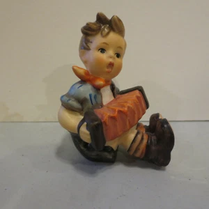 Statuina Hummel ragazzo seduto, giocando Squeezebox Goebel TMK-6 Germania Ovest - Foto 1 di 3