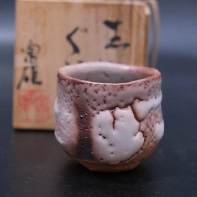 0731b Tomio Suzuki 鈴木富雄 Shino ware taza de sake de cerámica con caja Foto 1 de 4