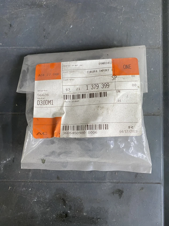 Enchufe de montaje de lámpara trasera - BMW (63-21-1-379-399) izquierda, derecha se adapta a 740i Z4 Más Foto 1 de 2