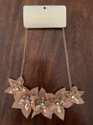 accesorio collar floral Foto 1 de 4