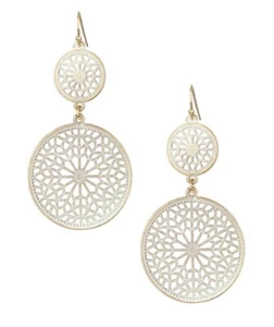 "Pendientes de filigrana blanca acabado mate en tono dorado cuelgan 2 5/8"" de largo" - Imagen 1 de 2