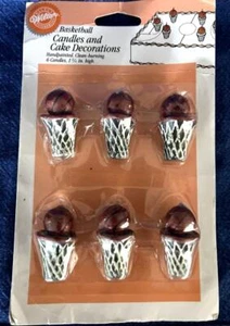 Velas de baloncesto Wilton 1998 vintage y decoraciones de pasteles 1,75" de alto nuevas en paquete - Imagen 1 de 4
