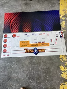 NBA Hangtime Arcade NUOVO VECCHIO STOCK-CPO e set adesivi, Midway 1996 - Foto 1 di 1