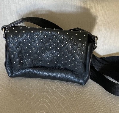 Mini bolso bandolera de cuero negro con tachuelas plateadas Aimee Kestenberg Broadway Preston Foto 1 de 4