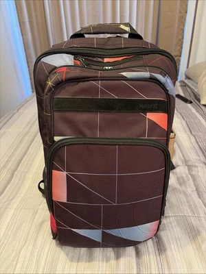 Mochila unisex marca Hurley que incluye tres compartimentos y correa trasera ajustable Foto 1 de 4