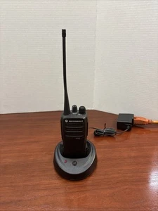 Motorola CP200d UHF Two-Way Radio w/Battery & Charger - Great Condition - Zdjęcie 1 z 13