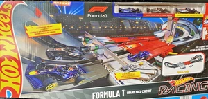Hot Wheels FANTASTIC F1 Grand Prix Circuit RACING Overtaking 3 cars WOW NIB - Picture 1 of 14