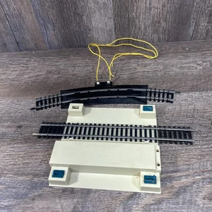 VTG HO Tyco  18R Curve Terminal Rerailer Track 15957+ 9” Straight Track W/Buildi - Picture 1 of 6