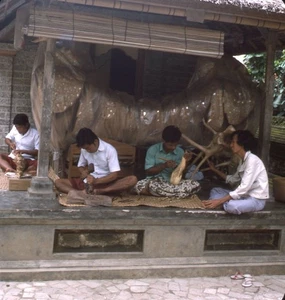 Foto realista stereo vintage diapositiva 3D SE ASIA intagliatori legno 1976 - Foto 1 di 2
