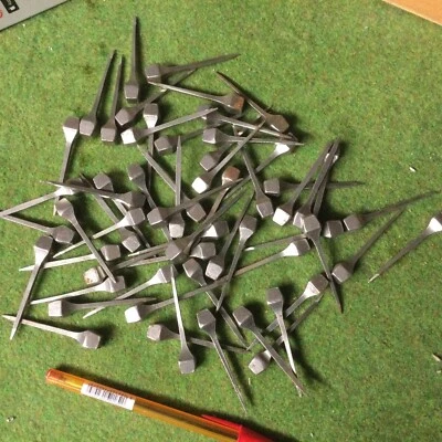 Lot 60 Ancien Clou Tete Carré metal fer a cheval Maréchal Charpentier Porte 65mm - Photo 1/3