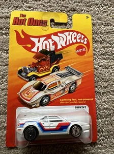 BMW M1 2011 Hot Wheels HOT Ones blanco con rayas rojas azules PROCAR nuevo - Imagen 1 de 11