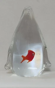 Estatuilla pisapapeles pingüino de vidrio vintage pez dorado dentro del vientre 5,5" - Imagen 1 de 5