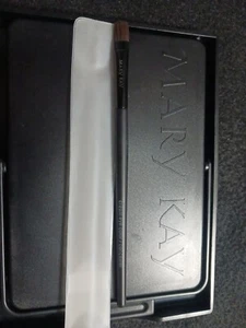 Brand New Mary Kay CREAM EYE COLOR/CONCEALER Cosmetic Brush Smoky Shadow Smudger - Picture 1 of 1