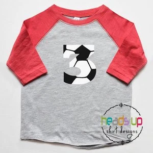 3 Fußball Geburtstag Raglan Shirt - Kleinkind Junge/Mädchen Fußball Drei Tage Shirt - 3. - Bild 1 von 3