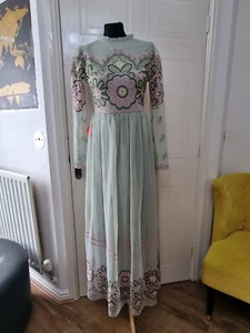 Abito lungo Frock & Frill verde ricamato floreale taglia UK 10 nuovo - Foto 1 di 14