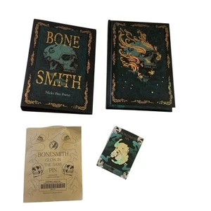 Bone Smith Pen Signed and Enamel Pin Bookish Box H/C Unread - Imagen 1 de 11