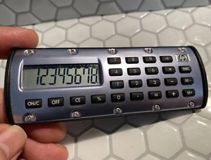 CALCULADORA HP HEWLETT PACKARD COLOR PLATA CON FORMA OVALADA NUEVA A ESTRENAR - Imagen 1 de 9