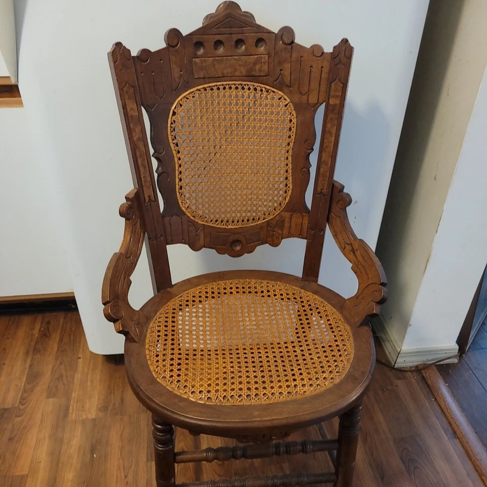 Silla de caña Eastlake antigua ornamentada Foto 1 de 4
